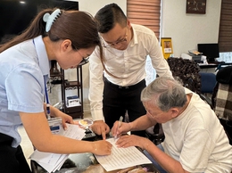 Hành chính không khoảng cách: Hỗ trợ tận nhà cho người cao tuổi