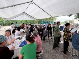 Đông đảo người dân Thuận An được khám sức khỏe, cấp phát thuốc miễn phí