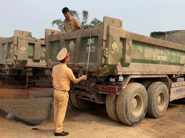 Công an phường Yên Hòa tổng rà soát phương tiện ô tô tải tự đổ, siết chặt quản lý xe trọng tải lớn trên địa bàn