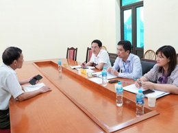 Đồng chí Phạm Gia Lộc - Phó Bí thư Đảng ủy, Chủ tịch UBND xã Sơn Đồng tiếp công dân