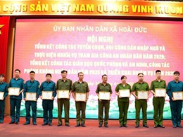 Hoài Đức khen thưởng 13 tập thể và 45 cá nhân có thành tích trong công tác tuyển chọn, gọi công dân nhập ngũ, thực hiện nghĩa vụ tham gia Công an nhân dân và trong công tác Giáo dục Quốc phòng - An ninh năm 2026