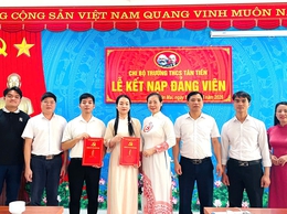 Chi bộ trường Trung học cơ sở Tân Tiến trang trọng tổ chức lễ kết nạp 02 đảng viên mới