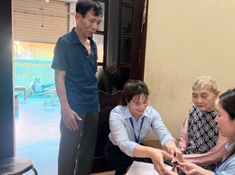 Hành trình tận tâm của tổ xung kích Hoài Đức đưa thủ tục hành chính tới với người cao tuổi