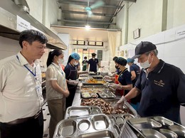 Ứng Thiên siết chặt kiểm tra bữa ăn bán trú, bảo đảm an toàn thực phẩm