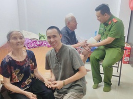 Công an phường Phương Liệt đưa cụ bà đi lạc trở về với gia đình