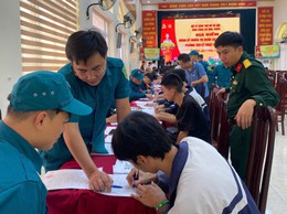 Hơn 400 công dân tuổi 17 xã Ứng Thiên tham gia đăng ký nghĩa vụ quân sự