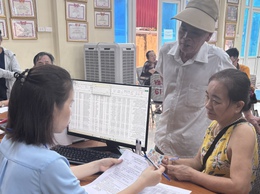 Hỗ trợ người cao tuổi thực hiện thủ tục chứng thực chữ ký để nhận lương hưu tại Tổ dân phố Hà Cầu và Tổ dân phố 3 La Khê