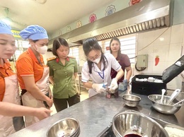 Tăng cường thực hiện các quy định về an toàn thực phẩm tại các bếp ăn tập thể, cơ sở cung cấp suất ăn cho nhà trường trên địa bàn phường Phú Lương