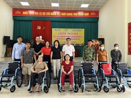 Trao tặng xe lăn cho người khuyết tật tại xã Ba Vì