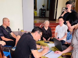 Phúc Thọ triển khai hỗ trợ giải quyết thủ tục hành chính tại nhà cho người dân yếu thế