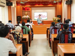 MTTQ xã vận động, thuyết phục các hộ gia đình, cá nhân thuộc diện cưỡng chế thu hồi đất để bàn giao mặt bằng phục vụ thực hiện dự án: Xây dựng tuyến đường đê Hữu Đuống