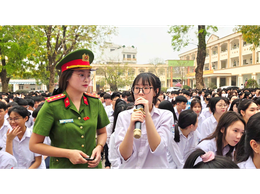 CÔNG AN XÃ HÁT MÔN TUYÊN TRUYỀN LUẬT AN TOÀN GIAO THÔNG VÀ HƯỚNG DẪN KỸ NĂNG THAM GIA GIAO THÔNG CHO HỌC SINH