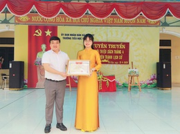 Chủ tịch UBND xã Bất Bạt khen thưởng đột xuất giáo viên trường tiểu học Tòng Bạt đạt giải nhì hội thi giáo viên dạy giỏi cấp thành phố