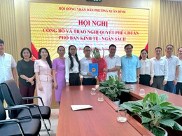 Phường Xuân Đỉnh công bố và trao Nghị quyết phê chuẩn Phó Ban Kinh tế - ngân sách Hội đồng nhân dân phường Xuân Đỉnh