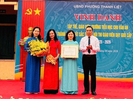 Phường Thanh Liệt khen thưởng hai giáo viên có thành tích xuất sắc tại Hội thi giáo viên dạy giỏi cấp Tiểu học Thành phố
