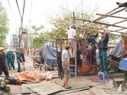 UBND xã quyết liệt giải toả vi phạm hàng lang an toàn giao thông trên địa bàn 