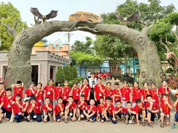 Học sinh trường Tiểu học Thúy Lĩnh rạng rỡ nụ cười trong chuyến tham quan trải nghiệm tại Glory Farm Resort