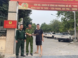 Công an phường Bồ Đề tiếp nhận, xử lý vũ khí do người dân tự nguyện giao nộp