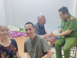 Công an phường Phương Liệt đưa cụ bà đi lạc trở về với gia đình