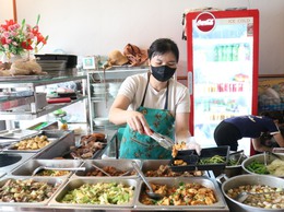 Đoàn kiểm tra liên ngành của UBND xã kiểm tra ATTP một số cơ sở kinh doanh, dịch vụ ăn uống và sản xuất thực phẩm tại thôn Thái Hòa, thôn Đạo Ngạn và thôn Liên Hợp