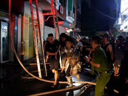 Kịp thời cứu 05 người mắc kẹt trong vụ cháy nhà dân tại phường Hồng Hà