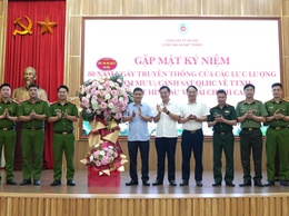 Công an xã Bát Tràng gặp mặt kỷ niệm 80 năm Ngày truyền thống các lực lượng tham mưu Công an Nhân dân