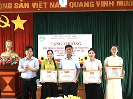 TẶNG THƯỞNG GIÁO VIÊN VÀ TẬP THỂ CÓ THÀNH TÍCH XUẤT SẮC TRONG HỘI THI GIÁO VIÊN DẠY GIỎI CẤP THÀNH PHỐ NĂM HỌC 2025–2026