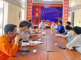 UBND xã Trần Phú làm việc với các đơn vị viễn thông, xử lý dây cáp gây cản trở giao thông tại thôn Văn Sơn