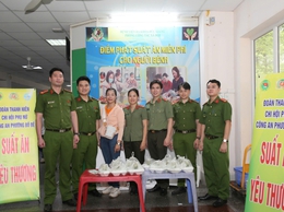 Chi hội phụ nữ công an phường Bồ Đề lan tỏa yêu thương qua hoạt động phát cơm miễn phí