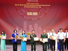 Đồng chí Phó Chủ tịch Công đoàn Phường Phú Thượng cùng các thành viên đội thi 