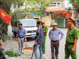 Tổ công tác xã Kiều Phú ra quân rà soát, đo đạc xác định mốc giới đất dọc tuyến đường Quốc Oai – Hòa Thạch đoạn qua thôn Phú Mỹ