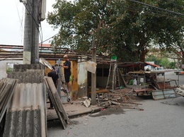 Các hộ kinh doanh tại chợ Ao Đình, thôn Dương Đá tự nguyện tháo dỡ các công trình vi phạm