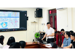 Chiều ngày 15/4/2026 Uỷ ban nhân dân xã Hát Môn tổ chức hội nghị nghe Báo cáo quy hoạch thành phố tầm nhìn 100 năm gắn với xã NTM; trình chiếu xin ý kiến phương án thiết kế các dự án thực hiện chuẩn bị đầu tư.