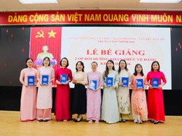 Trung tâm Chính trị phường Từ Liêm bế giảng lớp bồi dưỡng nhận thức về Đảng đợt 2 năm 2026