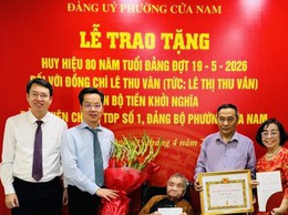 TRANG TRỌNG TRAO HUY HIỆU 80 NĂM TUỔI ĐẢNG CHO ĐỒNG CHÍ LÊ THU VÂN – ĐẢNG VIÊN CHI BỘ TỔ DÂN PHỐ SỐ 1, PHƯỜNG CỬA NAM