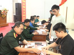Video: Kiến Hưng triển khai đăng ký nghĩa vụ quân sự cho công dân 17 tuổi