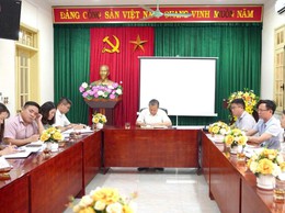 Đồng chí Phó Bí thư Đảng uỷ, Chủ tịch UBND xã An Khánh Hồ Trung Nghĩa làm việc với Trạm Y tế xã