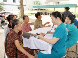 Trạm Y tế xã Trần Phú tổ chức khám, lập hồ sơ quản lý sức khỏe cho người cao tuổi