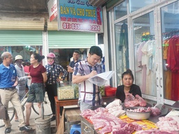 Xuân Mai tiếp tục kiểm tra, hướng dẫn đảm bảo an toàn thực phẩm tại chợ Xuân Mai