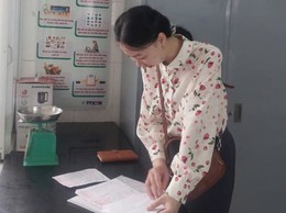 Đoàn kiểm tra liên ngành xã Hát Môn kiểm tra công tác an toàn thực phẩm tại các trường học