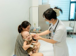 Bác sĩ cảnh báo những biến chứng nguy hiểm của bệnh tay chân miệng ở trẻ