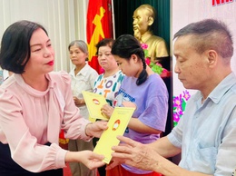 Phường Giảng Võ trao quà cho người khuyết tật có hoàn cảnh khó khăn trên địa bàn