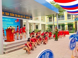 Công an thành phố Hà Nội trang bị kỹ năng phòng cháy chữa cháy, cứu nạn cứu hộ cho học sinh Tiểu học Vạn Xuân