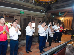 Đồng chí Chủ tịch UBND thành phố Hà Nội Vũ Đại Thắng dâng hương tại Chùa Thầy