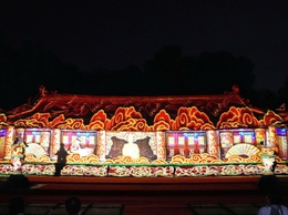 Chùa Thầy đêm 3D Mapping – đẹp “mê ly”, người xem đông chưa từng có ước tính có hơn 20.000 lượt đại biểu, nhân dân và du khách đã trực tiếp thưởng thức chương trình