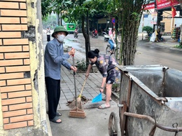 Trạm Y tế phường Yên Nghĩa ra quân tổng vệ sinh môi trường phòng, chống dịch bệnh sốt xuất huyết
