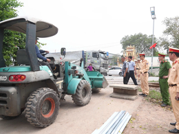 Phú Xuyên phối hợp thực hiện đóng các lối đi tự mở cắt ngang tuyến đường sắt Bắc - Nam