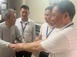 Tổ xung kích tại điểm Điểm hỗ trợ dịch vụ công phường Phú Diễn, thành phố Hà Nội đưa dịch vụ công đến gần hơn với người dân, đặc biệt là các đối tượng yếu thế