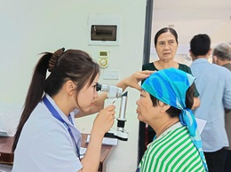 Gần 500 người dân xã Đoài Phương được khám mắt miễn phí