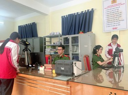 Công an xã Phúc Lộc tích cực thu nhận tài khoản định danh điện tử và cấp thẻ Căn cước cho công dân